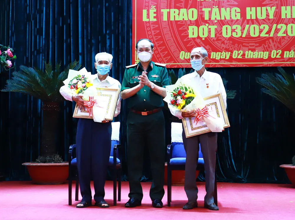 Trao Huy hiệu Đảng cho đảng viên cao tuổi Đảng ảnh 3 Trao Huy hiệu Đảng cho đảng viên cao tuổi Đảng ảnh 3