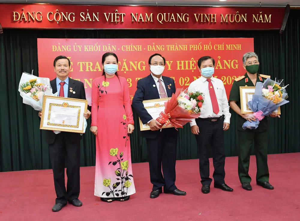 Trao Huy hiệu Đảng cho đảng viên cao tuổi Đảng ảnh 7 Trao Huy hiệu Đảng cho đảng viên cao tuổi Đảng ảnh 7