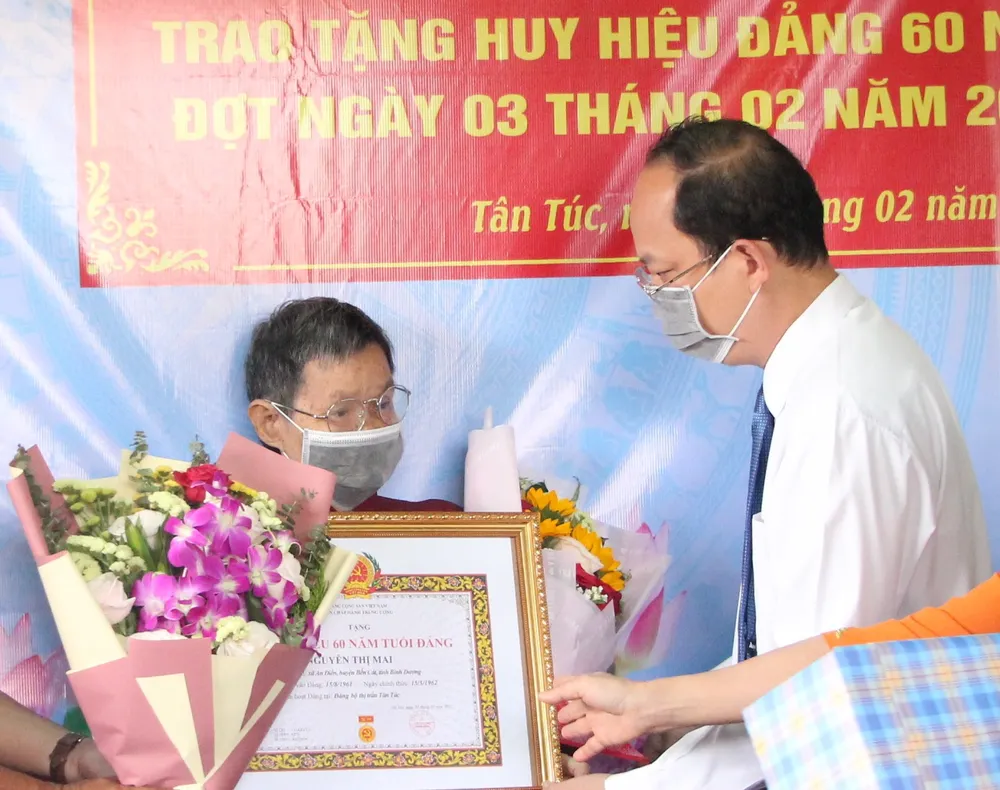 Trao Huy hiệu Đảng cho đảng viên cao tuổi Đảng ảnh 2 Trao Huy hiệu Đảng cho đảng viên cao tuổi Đảng ảnh 2