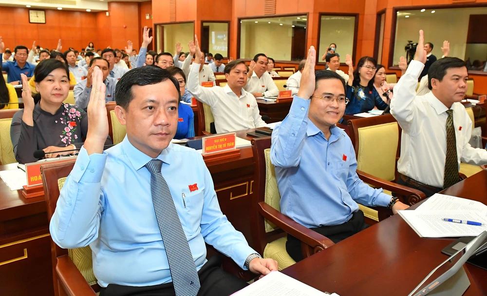Các đại biểu HĐND TPHCM biểu quyết thông qua nghị quyết kỳ họp. Ảnh: VIỆT DŨNG