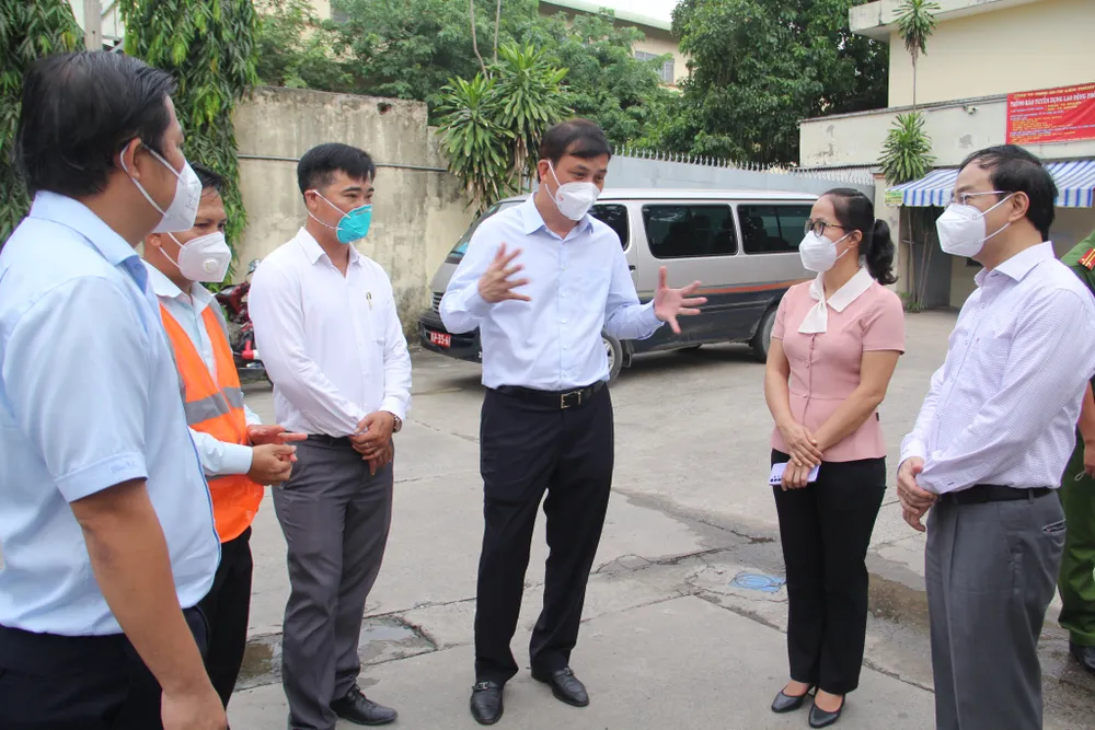 Phó Chủ tịch UBND TPHCM Lê Hòa Bình thăm, tặng quà các “vùng xanh” tại huyện Bình Chánh ảnh 2