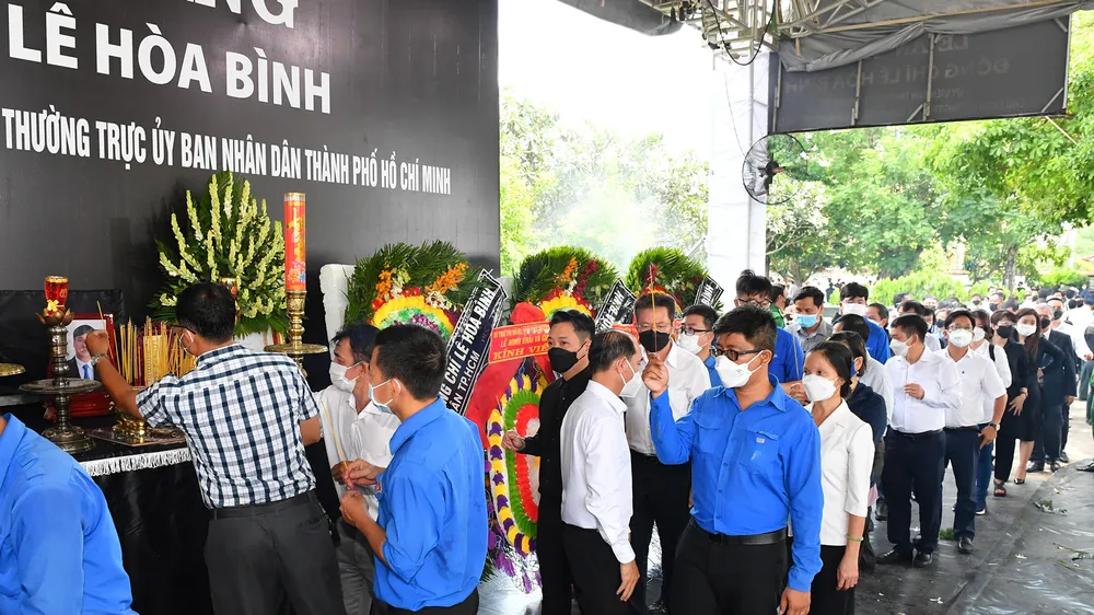 Lễ truy điệu và tiễn đưa đồng chí Lê Hòa Bình về nơi an nghỉ cuối cùng ảnh 14 Lễ truy điệu và tiễn đưa đồng chí Lê Hòa Bình về nơi an nghỉ cuối cùng ảnh 14