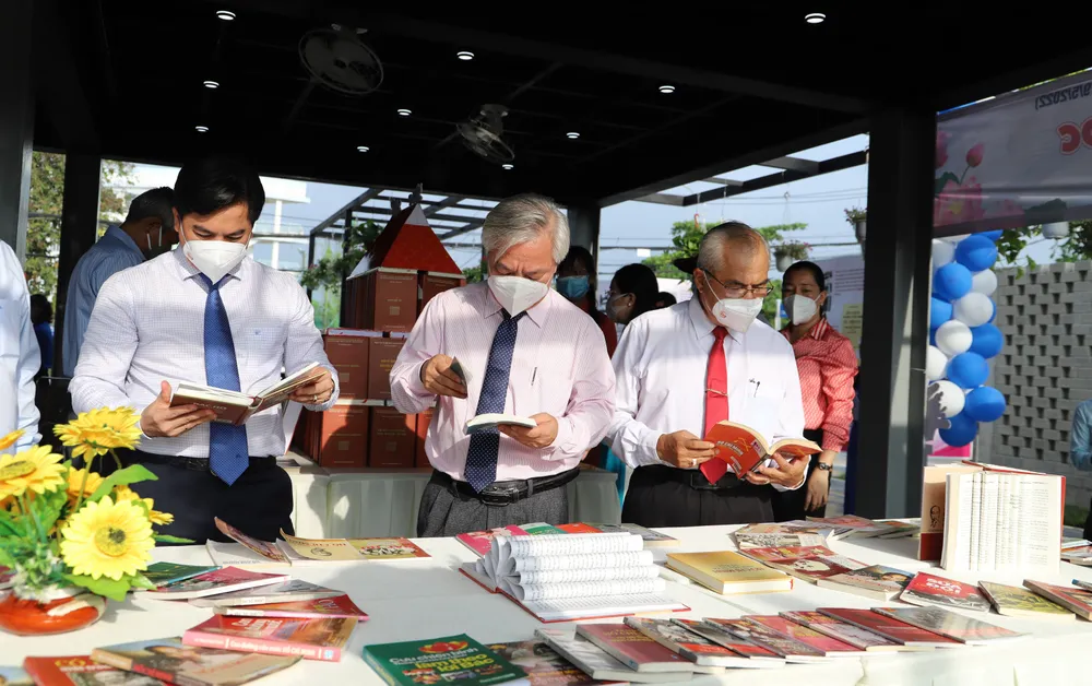 Chủ tịch HĐND TPHCM Nguyễn Thị Lệ trao Huy hiệu Đảng cho đảng viên cao tuổi đảng tại quận 3 ảnh 7