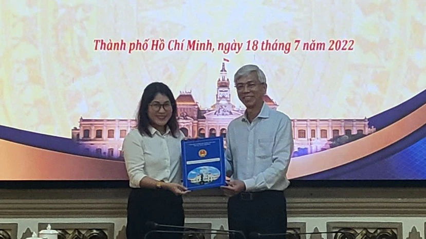 Bà Trần Hoàng Khánh Vân nhận quyết định cán bộ