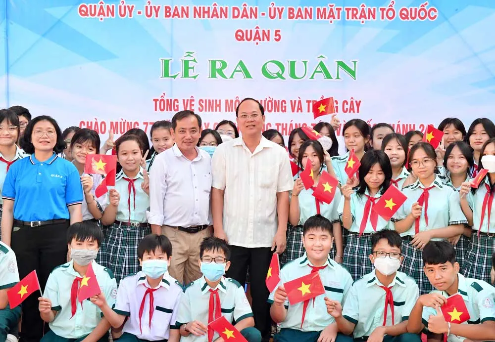 Trồng bàng vuông do chiến sĩ Trường Sa tặng tại trường học quận 5 ảnh 2