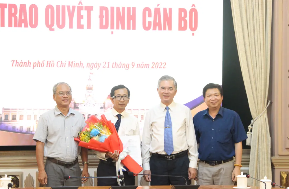 Trao quyết định nhân sự mới tại các ban quản lý đầu tư, xây dựng của TPHCM ảnh 1