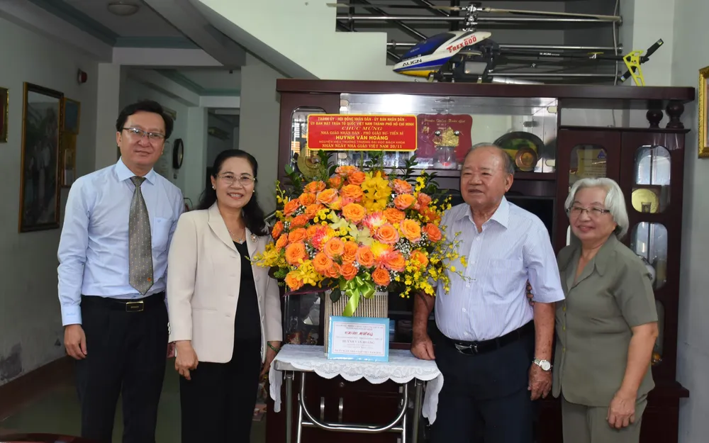 Chủ tịch HĐND TPHCM Nguyễn Thị Lệ thăm, chúc mừng các nhà giáo tiêu biểu ảnh 1