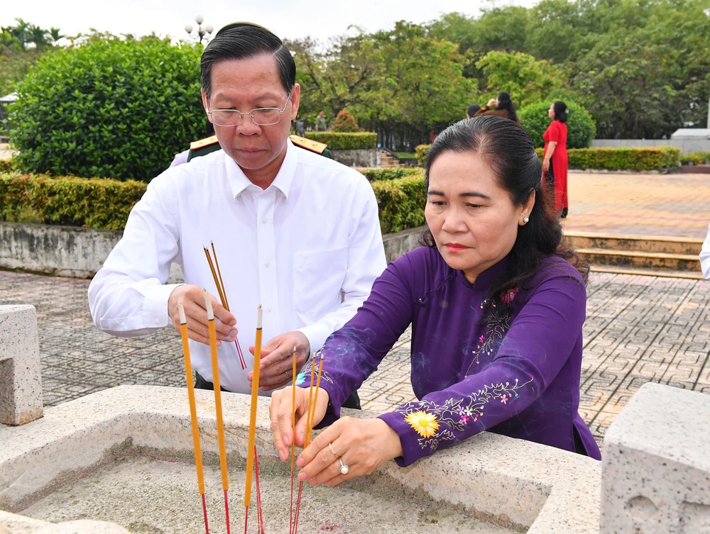 Chủ tịch UBND TPHCM Phan Văn Mãi, Chủ tịch HĐND TPHCM Nguyễn Thị Lệ dâng hương, dâng hoa tại Di tích lịch sử cấp quốc gia Ngã Ba Giồng. Ảnh: VIỆT DŨNG