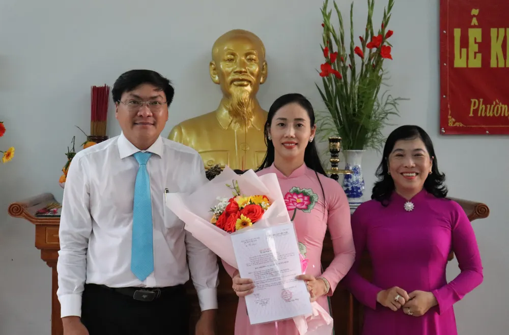 Quận 8 kết nạp Đảng cho nữ chủ nhà trọ ảnh 2 Quận 8 kết nạp Đảng cho nữ chủ nhà trọ ảnh 2