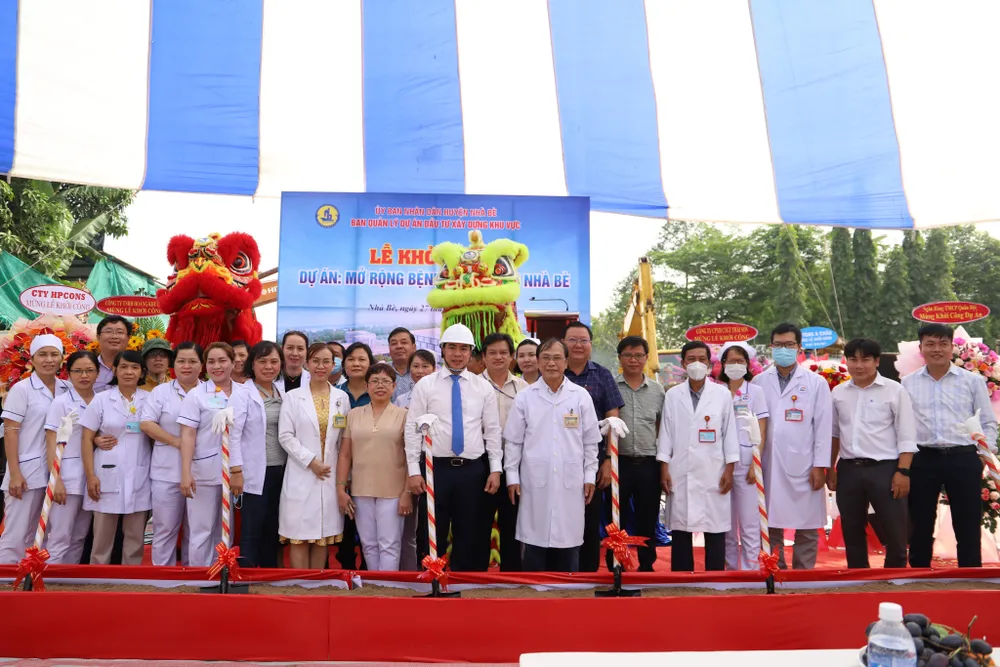 Các đại biểu tại lễ khởi công mở rộng Bệnh viện huyện Nhà Bè Các đại biểu tại lễ khởi công mở rộng Bệnh viện huyện Nhà Bè