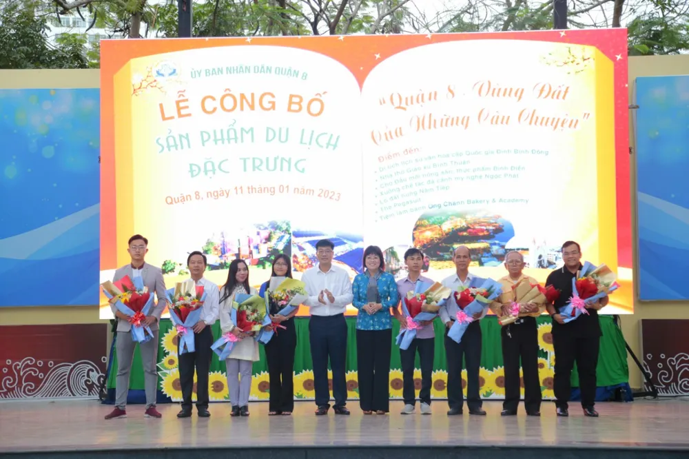 Lãnh đạo UBND quận 8 tặng hoa cho đại diện các cơ sở được đưa vào danh sách sản phẩm du lịch đặc trưng