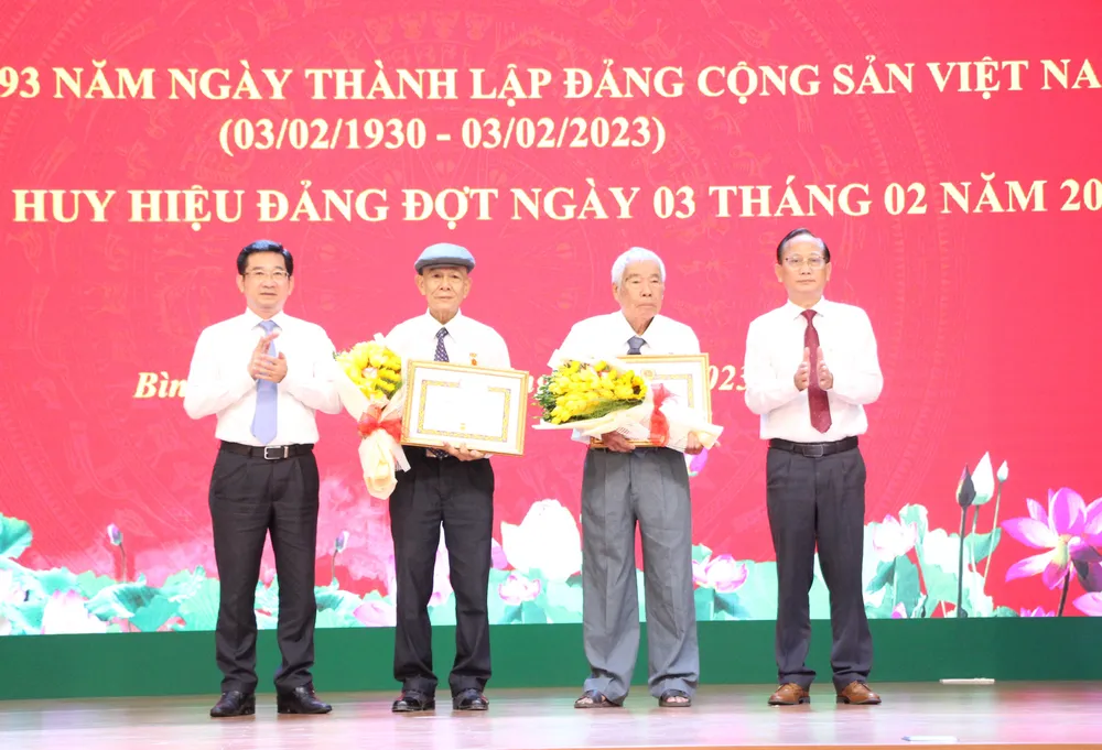 Hai đồng chí nhận Huy hiệu 60 năm tuổi Đảng Hai đồng chí nhận Huy hiệu 60 năm tuổi Đảng