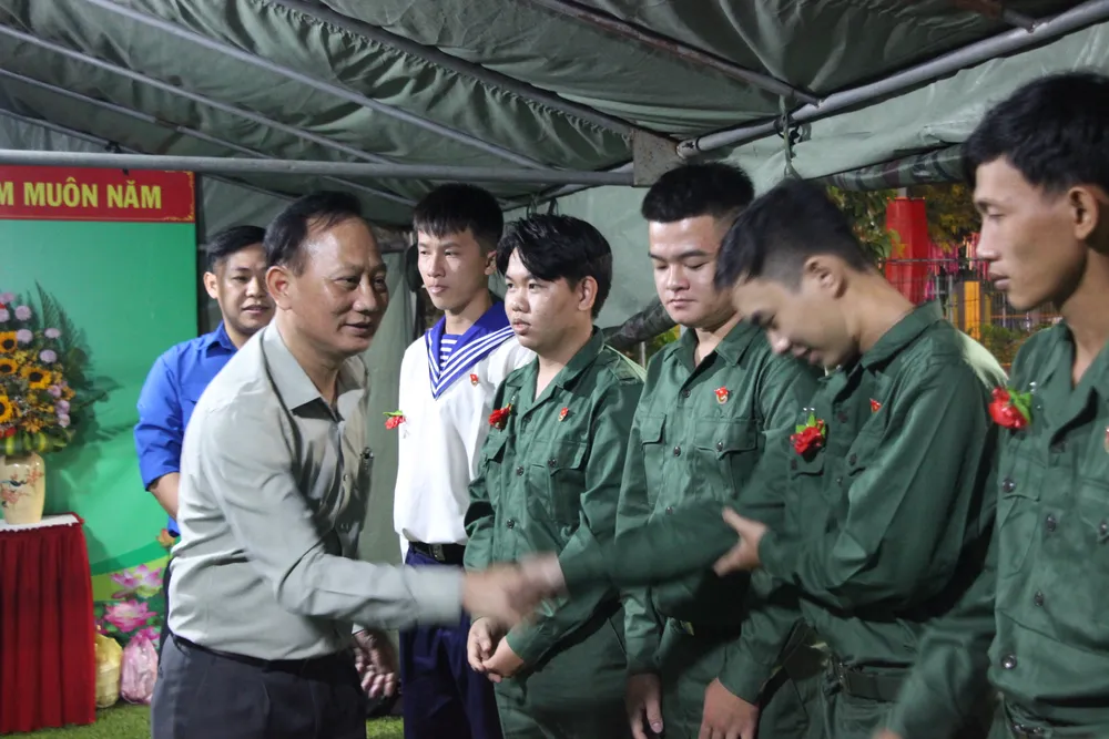 Bí thư Huyện ủy huyện Bình Chánh Trần Văn Nam động viên các tân binh của xã Qui Đức. Ảnh: MAI HOA