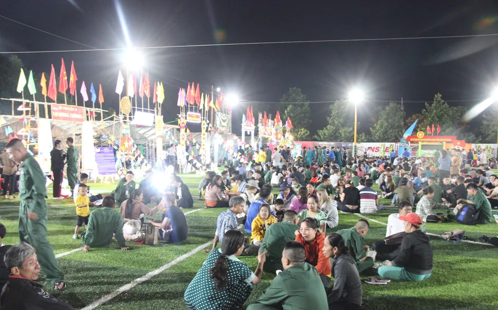 Phút giây bên gia đình, bạn bè của các tân binh ở huyện Bình Chánh. Ảnh: MAI HOA