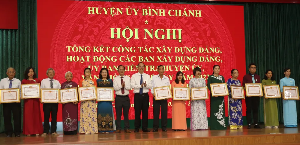 Phó Bí thư Thành ủy TPHCM Nguyễn Hồ Hải và Bí thư Huyện ủy Bình Chánh trao bằng khen cho các tập thể, cá nhân