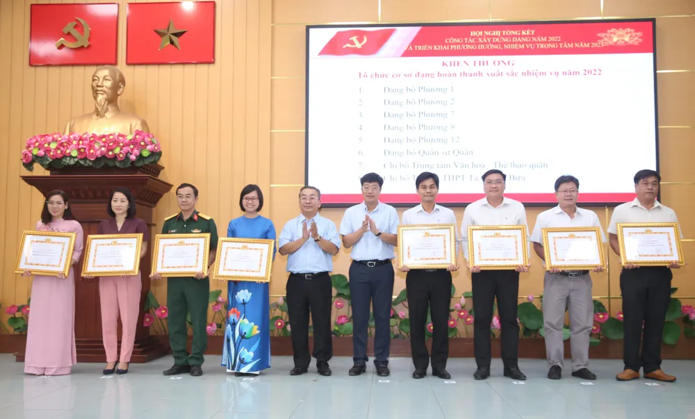 Lãnh đạo quận 8 trao giấy khen cho các tập thể, cá nhân có thành tích xuất sắc trong công tác xây dựng Đảng năm 2022