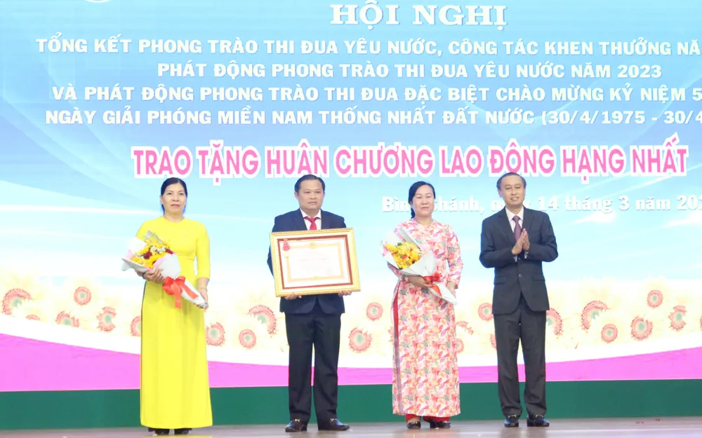 Giám đốc Sở Nội vụ Huỳnh Thanh Nhân trao Huân chương Lao động hạng Nhất của Chủ tịch nước cho Ủy ban MTTQ Việt Nam huyện Bình Chánh