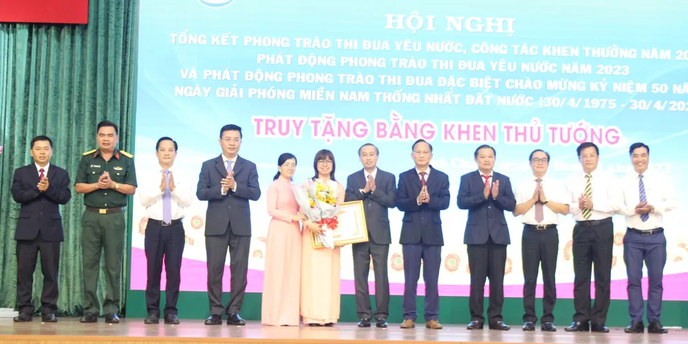 Đại diện gia đình nguyên Chủ tịch UBND huyện Bình Chánh Đào Gia Vượng nhận Bằng khen của Thủ tướng Chính phủ