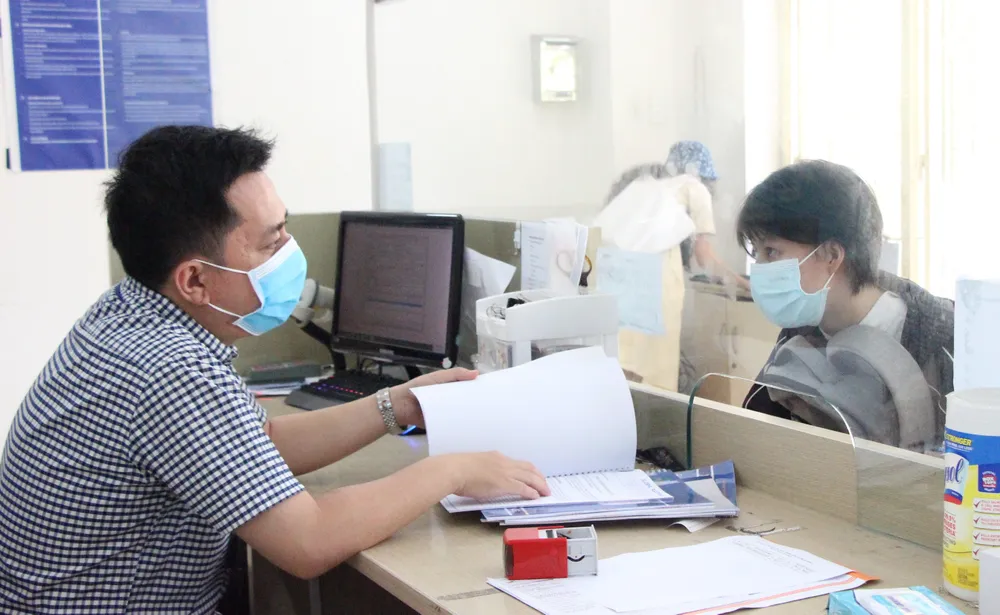 Cán bộ tiếp nhận hồ sơ doanh nghiệp ở Sở KH-ĐT. Ảnh: MAI HOA Cán bộ tiếp nhận hồ sơ doanh nghiệp ở Sở KH-ĐT. Ảnh: MAI HOA