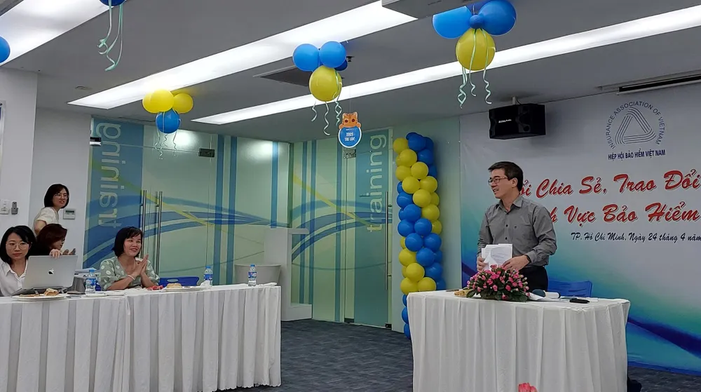 Ông Ngô Trung Dũng trao đổi thông tin với báo chí Ông Ngô Trung Dũng trao đổi thông tin với báo chí