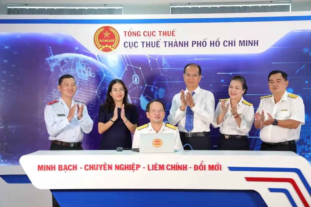 Phó Cục trưởng Cục Thuế TPHCM Nguyễn Tiến Dũng bấm chọn ngẫu nhiên hóa đơn may mắn trên phần mềm Phó Cục trưởng Cục Thuế TPHCM Nguyễn Tiến Dũng bấm chọn ngẫu nhiên hóa đơn may mắn trên phần mềm