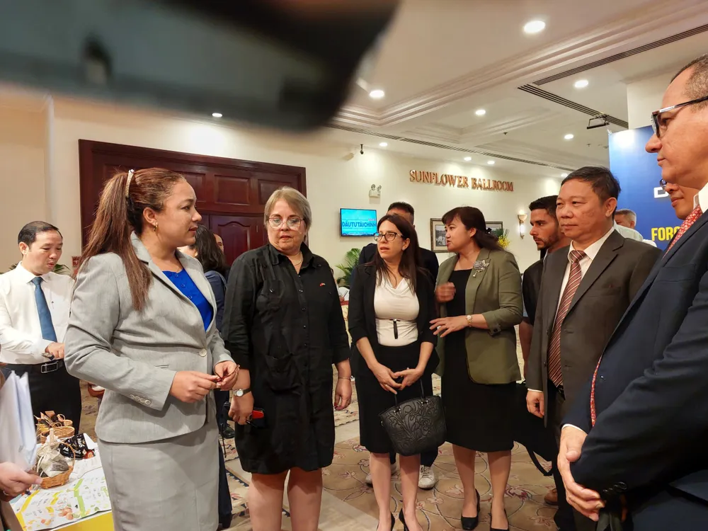 Các đại biểu tham quan gian trưng bày sản phẩm của công ty Cuba sản xuất tại Việt Nam. Ảnh: MAI HOA