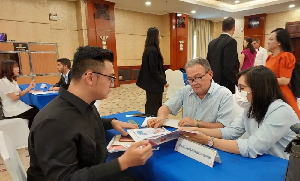 Các doanh nghiệp Việt Nam - Cuba trao đổi thông tin về các lĩnh vực kêu gọi đầu tư, hợp tác. Ảnh: MAI HOA