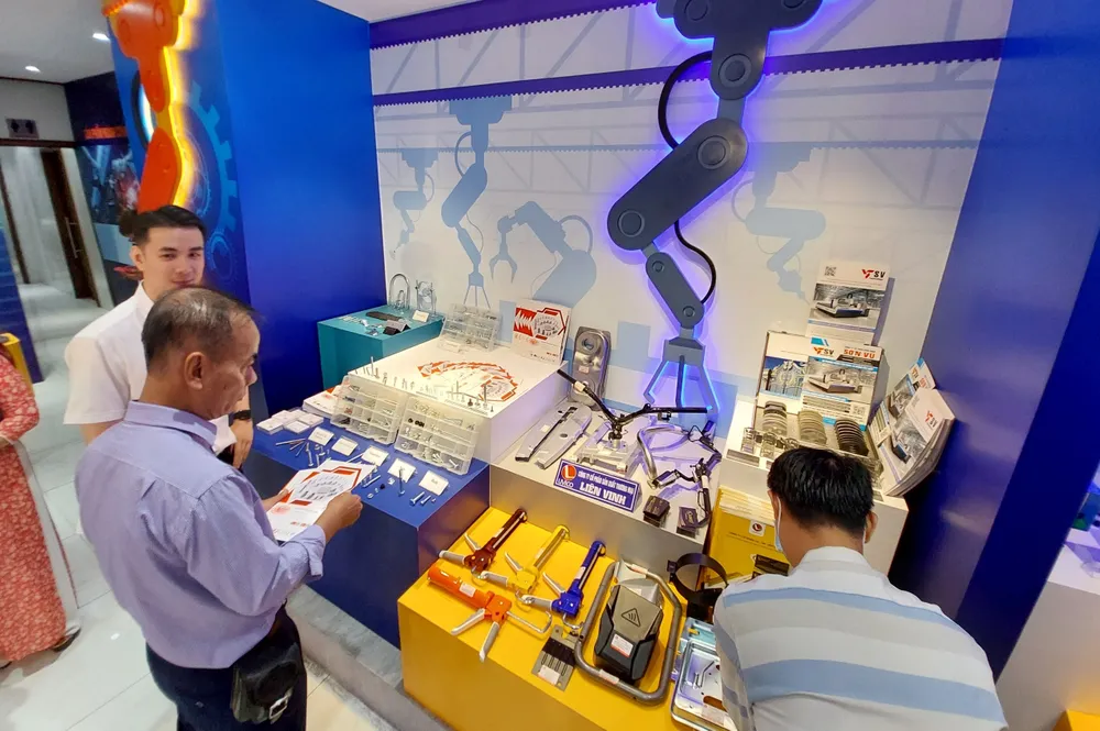 Các sản phẩm trưng bày tại triển lãm. Ảnh: MAI HOA