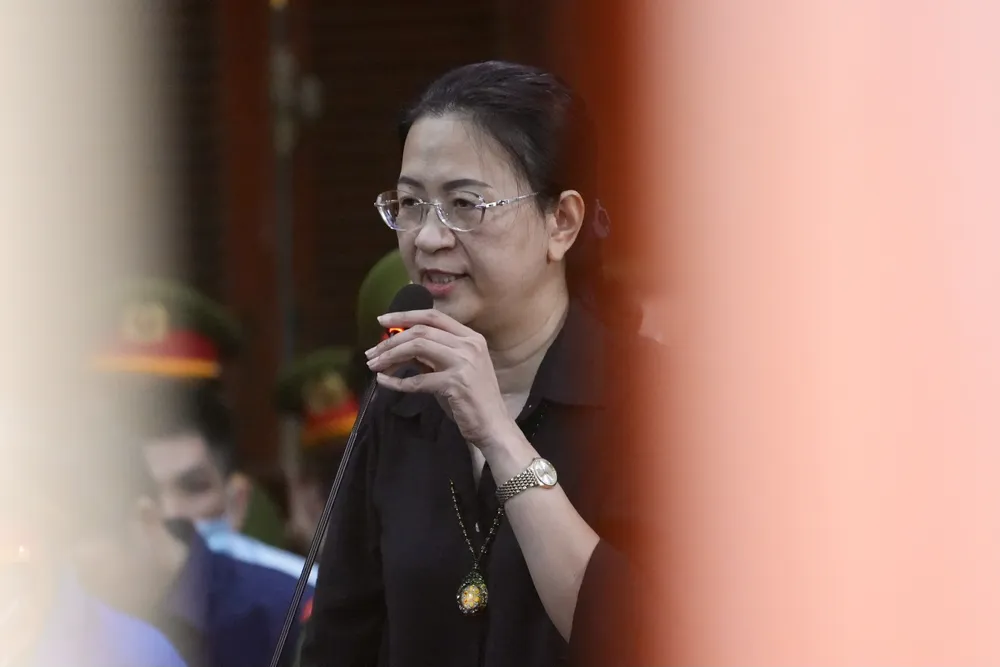 Bị cáo Nguyễn Thị Bích Hạnh, cựu Phó Cục trưởng Cục Thuế TPHCM trả lời câu hỏi của HĐXX chiều 9-6. Ảnh: HỮU HẠNH