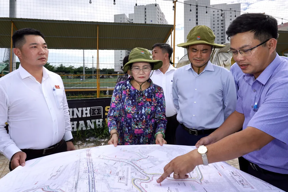 Đồng chí Nguyễn Thị Lệ giám sát tiến độ triển khai thực hiện dự án nạo vét, cải tạo môi trường, xây dựng hạ tầng rạch Xuyên Tâm tại khu vực quận Bình Thạnh. Ảnh: HOÀNG HÙNG Đồng chí Nguyễn Thị Lệ giám sát tiến độ triển khai thực hiện dự án nạo vét, cải tạo môi trường, xây dựng hạ tầng rạch Xuyên Tâm tại khu vực quận Bình Thạnh. Ảnh: HOÀNG HÙNG