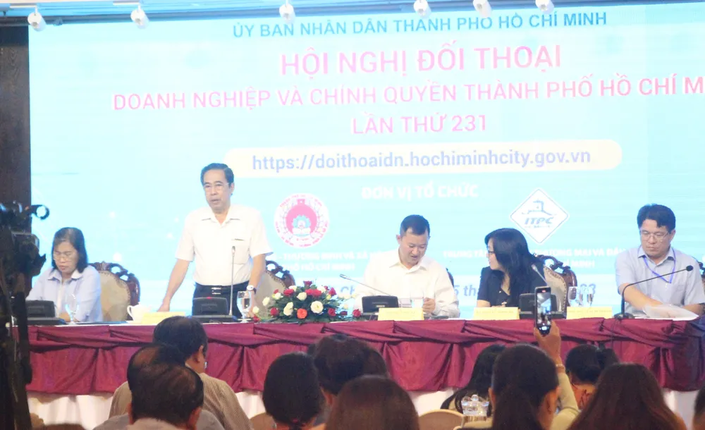 Phó Giám đốc Sở LĐTB-XH Nguyễn Văn Lâm phát biểu tại hội nghị đối thoại. Ảnh: MAI HOA Phó Giám đốc Sở LĐTB-XH Nguyễn Văn Lâm phát biểu tại hội nghị đối thoại. Ảnh: MAI HOA