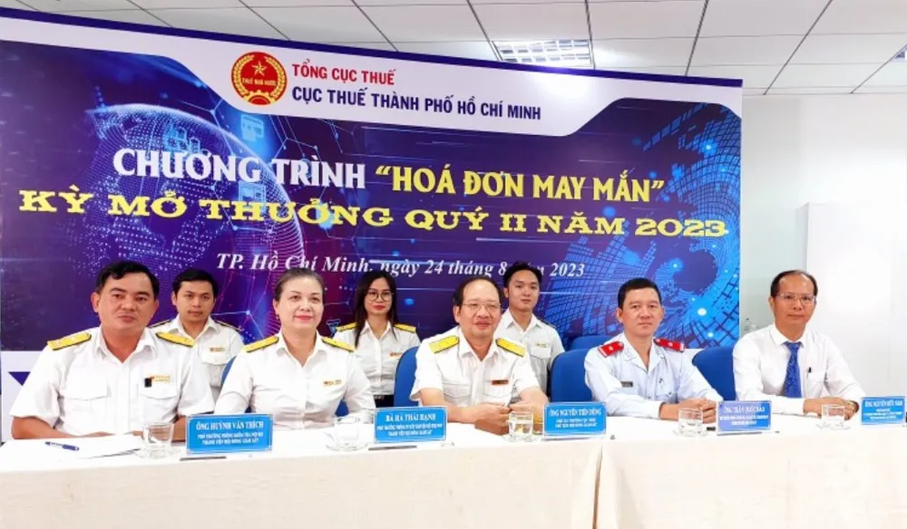 Các thành viên Hội đồng giám sát chương trình quay thưởng Hóa đơn may mắn. Ảnh: MAI HOA