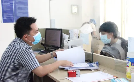 Cán bộ tiếp nhận hồ sơ doanh nghiệp ở Sở KH-ĐT TPHCM. Ảnh: MAI HOA Cán bộ tiếp nhận hồ sơ doanh nghiệp ở Sở KH-ĐT TPHCM. Ảnh: MAI HOA