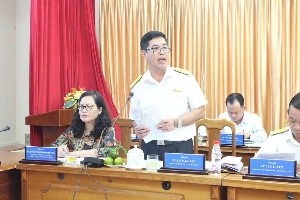 Chi cục trưởng Chi cục thuế quận 5 Phạm Ngọc Lộc báo cáo. Ảnh: M.HOA Chi cục trưởng Chi cục thuế quận 5 Phạm Ngọc Lộc báo cáo. Ảnh: M.HOA