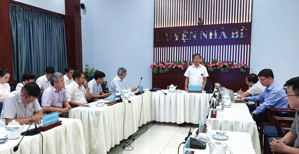 Buổi làm việc diễn ra chiều 20-10 tại UBND huyện Nhà Bè. Ảnh: MAI HOA
