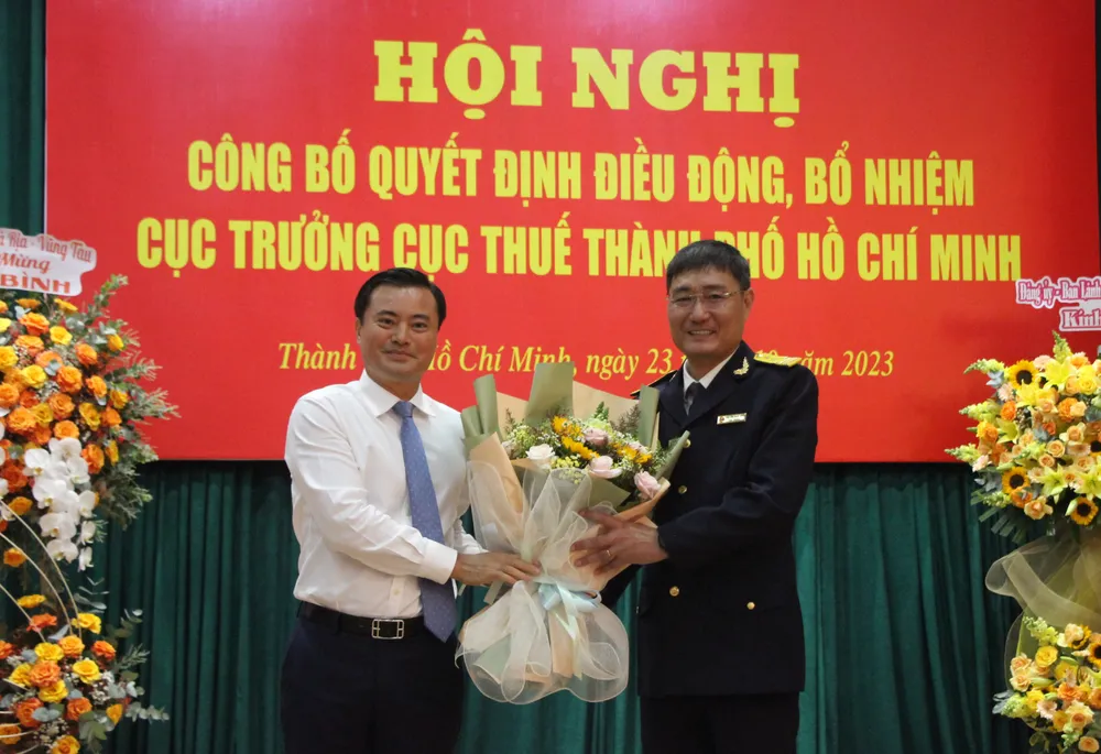 Phó Chủ tịch UBND TPHCM Bùi Xuân Cường tặng hoa chúc mừng. Ảnh: MAI HOA Phó Chủ tịch UBND TPHCM Bùi Xuân Cường tặng hoa chúc mừng. Ảnh: MAI HOA