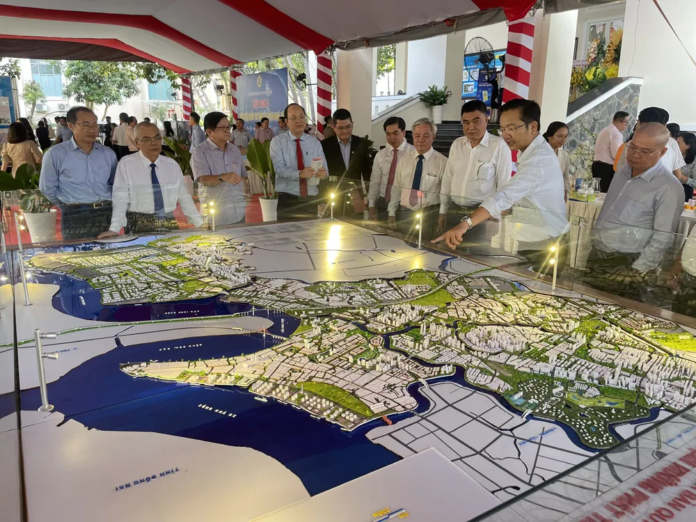 Các đại biểu tham quan sa bàn bên lề hội nghị Các đại biểu tham quan sa bàn bên lề hội nghị