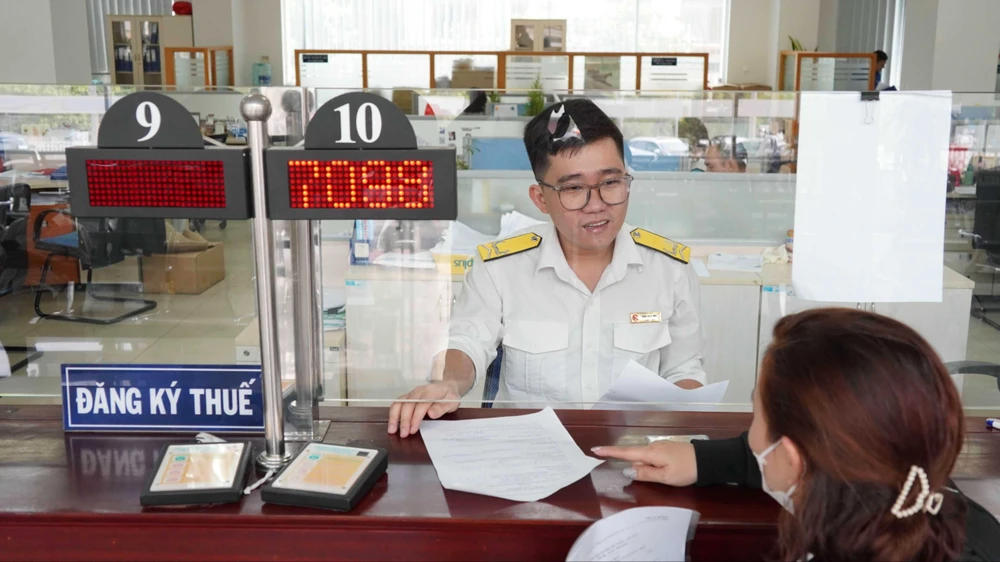 Người dân làm thủ tục ở Cục Thuế TPHCM - Nay là Chi cục Thuế khu vực II. Ảnh: HOÀNG HÙNG Thue TPHCM.jpg