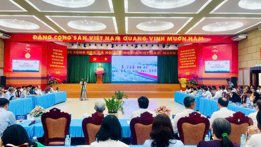 Hội nghị diễn ra tại UBND huyện Bình Chánh, với sự tham dự của đông đảo các nhà đầu tư, đại diện các KCN, KCX TPHCM và các tỉnh Bình Dương, Bà Rịa Vũng Tàu. Ảnh: CHINH NHÂN 03892b39daa868f631b9.jpg