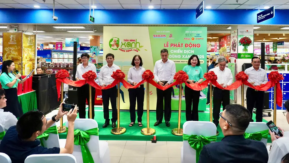 Các đại biểu thực hiện nghi thức phát động Chiến dịch Tiêu dùng xanh 2025. Ảnh: HOÀNG HÙNG 1686e6994558f106a849.jpg