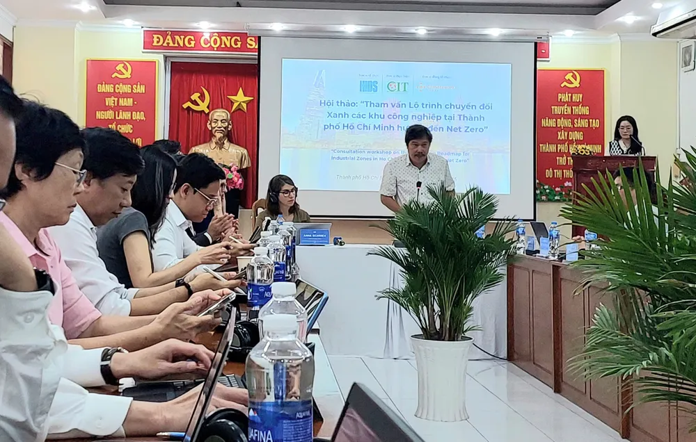 Phó Viện trưởng Viện nghiên cứu phát triển TPHCM Trần Thanh Bình phát biểu tại hội thảo 5cf18761db5e52000b4f.jpg