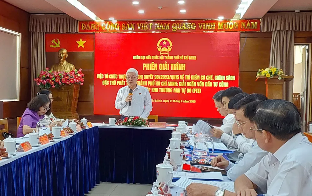 Phiên giải trình được tổ chức tại Sở Tài chính TPHCM, chiều 19-8, do đồng chí Nguyễn Văn Lợi, Ủy viên Trung ương Đảng, Trưởng đoàn ĐBQH TPHCM chủ trì bfadc79812439a1dc352.jpg