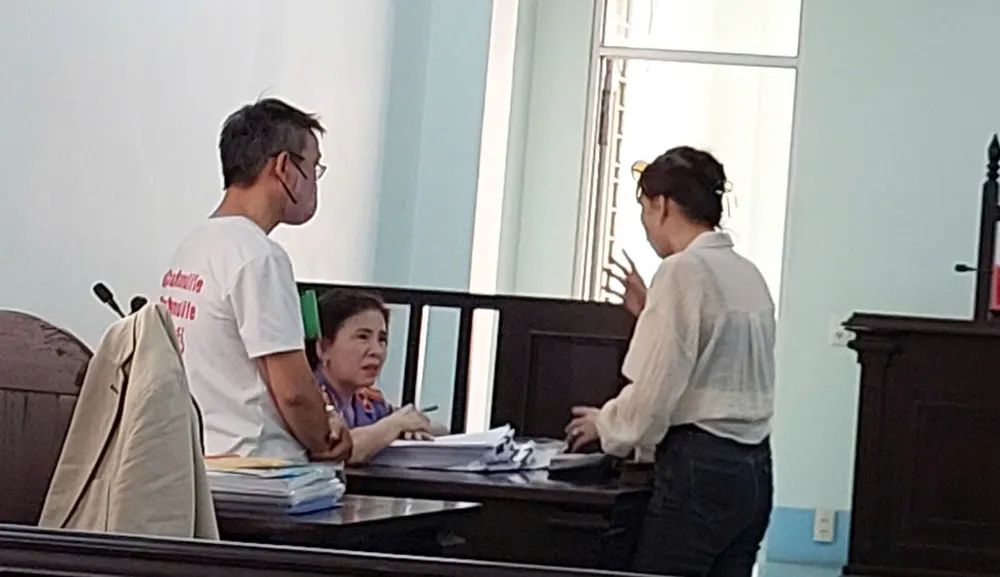 Một số khách hàng mua sản phẩm Tâm An Đầu Tư của Manulife cũng đến dự phiên tòa ngày 23-9. Họ tranh thủ trao đổi với kiểm sát viên trong giờ tòa nghị án. Ảnh: M.HOA e491d3e8dafb50a509ea.jpg