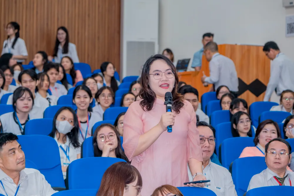 Thảo luận sôi nổi tại hội thảo DSCF4776.jpg