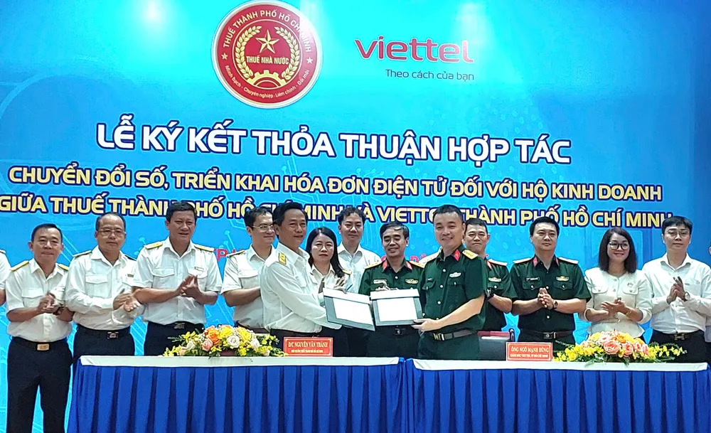 Thuế TPHCM và Viettel TPHCM ký kết hợp tác hỗ trợ hộ kinh doanh. Ảnh: M.HOA 3013e9af899303cd5a82.jpg
