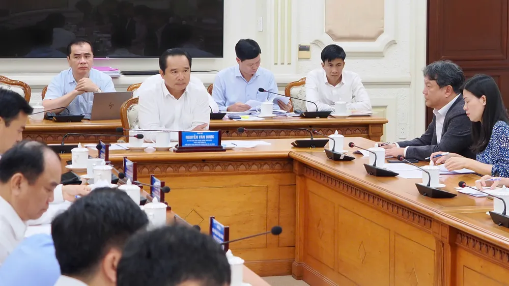 Buổi làm việc do Chủ tịch UBND TPHCM chủ trì, có sự tham gia của đại diện sở ngành TPHCM. Ảnh: HOÀNG HÙNG 6a00ed6cf5e57fbb26f4.jpg