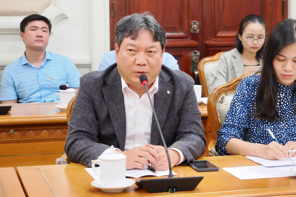 Đại diện nhà đầu tư Lotte phát biểu tại buổi làm việc. Ảnh: HOÀNG HÙNG 83e52c8c3405be5be714.jpg