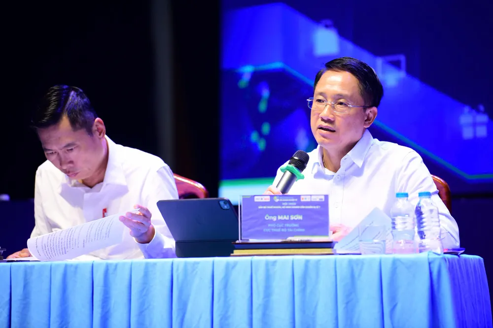 Ông Mai Sơn - Phó Cục trưởng Cục Thuế - Bộ Tài chính trao đổi với hộ kinh doanh tại buổi hội thảo Chủ tọa giải đáp thắc mắc Hộ kinh doanh.jpg