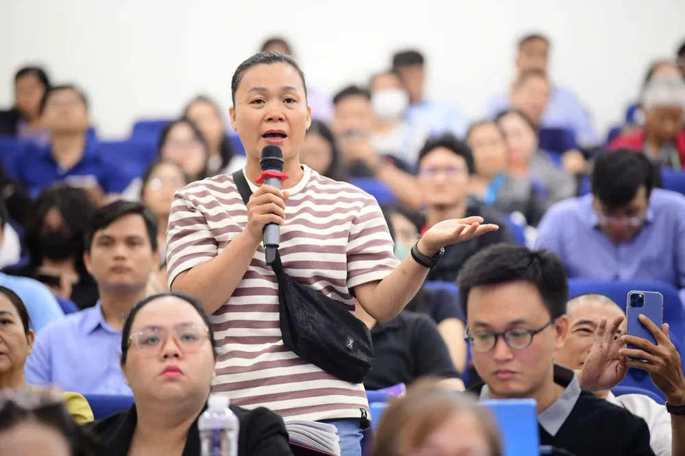 Hộ kinh doanh cà phê tại phường Linh Xuân (TPHCM) đặt câu hỏi tại hội thảo Hộ kinh doanh chia sẻ.jpg