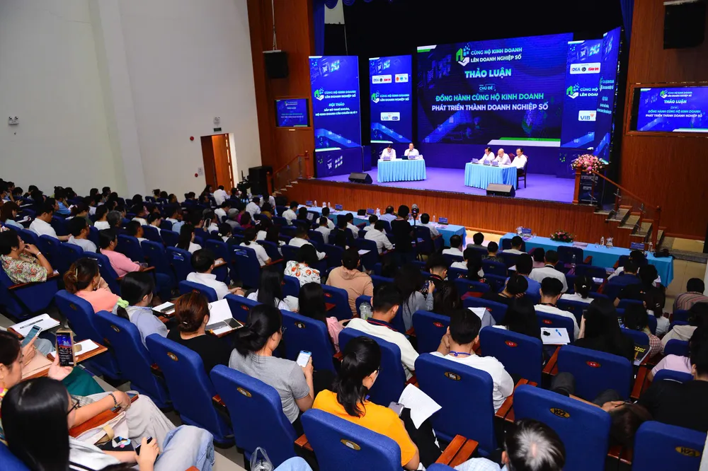 Hội thảo ngày 8-10 có sự tham gia của đông đảo các hộ kinh doanh Thảo luận mở Đồng hành cùng hộ kinh doanh phát triển thành doanh nghiệp số.jpg